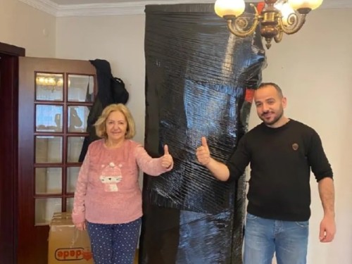 Mutlu müşteri ve Nakliye çalışanı