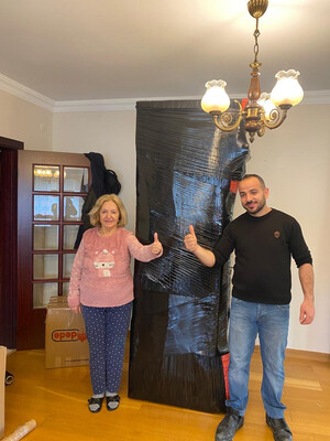 Mutlu kadın müşteri ve mutlu erkek nakliye çalışanı