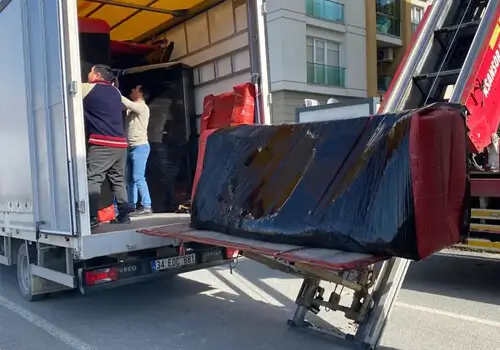 kamyona yüklenen paketlenmiş eşyalar