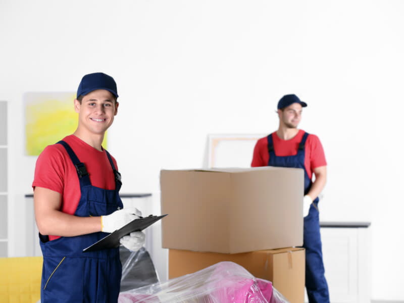 Eşyaları paketlemiş iki nakliye elemanı