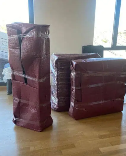 Paketlenmiş taşınmayı bekleyen eşyalar